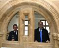 Bild: Petra Hartl
Ein Blick durch historische Mauern eines ehemaligen Altars in eine moderne Zukunft: Bayerns Finanzminister Albert Füracker (rechts), hier mit Polizeidirektor Markus Ixmeier, vom Fachbereich Polizei der Hochschule für den öffentlichen Dienst, besichtigte am Montag die Klosterburg in Kastl.