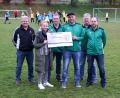 Bild: Design B71, Bernd Stengl/exb
Carina Völkl dankte TSV-Vorsitzendem Peter Schieder (von links), Stefan Bauer (Zweiter Vorsitzender des Fördervereins), Fördervereins-Vorsitzendem Stefan Hösl, Helmut-Stefan Neugirg (Zweiter Vorsitzender des TSV) und Uli Schwamberger (Dritter TSV-Vorsitzender) für die Spende an das "Team Bananenflanke".
