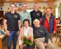 Bild: dob
Die 87-jährigen Rita Anzer und Johann Schieder waren die ältesten Dorfbewohner an diesem Nachmittag, die der KLJB-Einladung ins Schützenhaus zum Seniorennachmittag folgten. Dekan Alexander Hösl (rechts) und Stadtrat Florian Meißner (Zweiter von links) mischten sich gerne unter die Besucher. Die Vorsitzenden Paulus Kellner (Zweiter von rechts) und Manuel Bäumler (links) überreichten Blumenstrauß und Geschenk an die Geehrten.