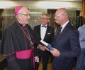 Bild: ubb
Bischof Rudolf Voderholzer gratuliert Bürgermeister Franz Stahl und Regisseur Johannes Reitmeier (von links) zur erfolgreichen "Neuen Passion Tirschenreuth".