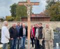 Bild: Herbert Pronath/exb
Auf dem Theuerner Friedhof wird auf Initiative des örtlichen Heimatvereins ein neues Holzkreuz aufgestellt.