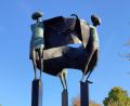 Bild: Hanna Regina Uber/Robert Diem/exb
Die Dorferneuerungs-Skulptur in Hohenkemnath ist ein Werk der Aschacher Bildhauerin Hanna Regina Uber.