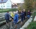 Bild: schß
Bei der Einweihung der neuen Naturkneipp-Anlage im Hausener Bach testen die Ehrengäste, ob kalte Füße wirklich „das Herz erwärmen“, wie es die Kneipp'sche Lehre sagt.