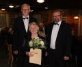 Bild: prh
Gabi Fröhlich (Mitte) ist das erste Ehrenmitglied des Neustädter Salonorchesters. Die Laudatio hielt Vorsitzender Max Peter (links), Blumen überreichte Orchesterleiter Nicolaus Dick (rechts).