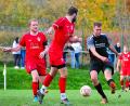 Bild: Schrems
Der TSV Neualbenreuth gewann beim TSV Friedenfels mit 2:1. Hier kommt Erik Arkenberg (rechts) vor den Friedenfelsern Tobias Schultes (links) und Benjamin Grünbauer (Mitte) zum Schuss.