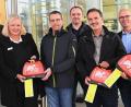 Bild: gf
Bei der Übergabe der Defibrillatoren waren dabei (von links): Gabi Donhauser (JU Ammersricht), Harald Schwartz, Petra Strobl (ACC), Bernhard Scheidig (Schulamt), Andreas Pfautsch (Katastrophenschutz), Wolfgang Meier (Stadtverband für Sport), Robert Fuchs und Oberbürgermeister Michael Cerny.