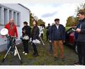Bild: ubb
Recht überschaubar war der Kreis der Interessierten, die Dienstagmittag zur Sternwarte gekommen waren. Links im Bild Hermann Schwarzer aus Neustadt/WN, der sein Teleskop mit Filter ausgestattet hatte, rechts im Bild Sternwartenleiter Peter Postler.