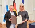 Bild: Gert Krautbauer/StMAS
Werner Schröder erhielt im Max-Joseph-Saal der Residenz München 2022 aus der Hand von Arbeitsministerin Ulrike Scharf eine Ehrenurkunde für 50 Jahre bei der BHS Corrugated in Weiherhammer.