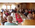 Bild: u
Das erste gemeinsame Geburtstags-Jubilartreffen der Senioren aus den Pfarrgemeinden Hirschau und Ehenfeld ist eine gelungene Veranstaltung. Eröffnet wird die Feier mit einer von Stadtpfarrer Johann Hofmann (Mitte) geleiteten Andacht.