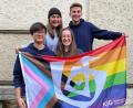 Bild: Hannah Hufnagel/exb
Sie stehen voll hinter der KjG Hl. Dreifaltigkeit und ihrer Fahne: Adrian Amann, Franziska Kiesl, Daniela Schärtl und Daniel Donhauser (von links) bilden die neu- bzw. wiedergewählte Pfarrleitung.