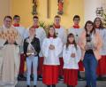 Bild: gi
In die Schar der Ministranten der Filialkirche Tröbes wurden Valerie Sperl und Marie Sixl (Mitte von links) von Pfarrer Udo Klösel aufgenommen. Aus ihrem Ministrantendienst wurden verabschiedet Sandra Danzl, Michaela Hofmeister (von links mit Geschenk) und Katharina Schmid.