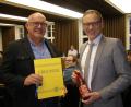 Bild: pz
Zu Beginn der Stadtratssitzung am Montag bekam Stadtrat und Freie Wähler-Fraktionssprecher Bernhard Lux (links) von Bürgermeister Bernd Sommer die Goldene Ehrennadel der Stadt Waldsassen verliehen. Neben der Auszeichnung und der Urkunde gab es auch noch eine Flasche Wein als Zugabe.