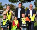 Bild: Erhard Tauer, GS Ursensollen/exb
Die Verkehrswacht Amberg und die AOK-Direktion Amberg haben an die Erstklässler der Grundschule Ursensollen Sicherheitsbänder übergeben.