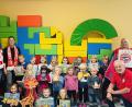 Bild: hod
Der FC Bayern Fanclub Nabburg spendet an die drei Nabburger Kindergärten.