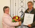 Bild: flt
Nach 45 Dienstjahren in der zahnärztlichen Gemeinschaftspraxis Dr. Sammüller/Dr. Hubrich verabschiedete sich Gabriele Laubert in den Ruhestand. Dr. Michael Hubrich überreichte ihr einen Blumenstrauß und die Urkunde.