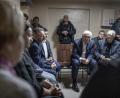 Bild: Michael Kappeler
Bundespräsident Frank-Walter Steinmeier (Mitte) wartet nach einem Luftalarm im Luftschutzbunker in der ukrainischen Stadt Korjukiwka:. Er spricht mit Bewohnern der Stadt und lässt sich ihre Erfahrungen erzählen.