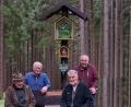Stammtischkameraden der "Wetterfesten" mit (von links) Roland Herzog, Lorenz Betzl, Hans Rösch und Gerhard Paintner übernahmen den Transport und das Aufstellen der neuen Sitzbank am Flurdenkmal "Grünes Bild".