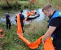 Bild: Wolfgang Steinbacher
Auf Höhe der Kläranlage, errichteten Feuerwehrleute aus Theuern, Rieden, Vilshofen und Amberg zwei Ölsperren: Etwas weiter flussaufwärts war von der Autobahnbrücke bei Theuern aus Diesel in den Fluss gelangt.