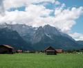 Symbolbild: Daniel Vogl/dpa/Symbolbild
In den Alpen gehören Holzscheunen auf den Wiesen zum gewohnten Landschaftsbild. Wegen einer allerdings größeren Scheune, die ein Landwirt in der Nähe von Pressath bauen möchte, gab es jetzt Diskussionen im Pressather Stadtrat
