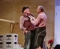 Bild: Kolping-Theaterbühne/exb
In einer Szene des Stücks wird Karl-Heinz Wagner alias Wirt Quirin Zapfner (rechts) handgreiflich: Er geht dem „Hausl“, seinem Angestellten, an den Kragen – damit dieser nicht seine Geheimnisse verrät.