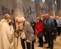 Bild: ads
Zwischen 10 und 60 Ehejahren liegen hinter den 30 Jubelpaaren, die mit Pfarrer Ludwig Gradl eine Dankmesse in der Dreifaltigkeitskirche am Wochenende feierten.