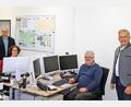 Bild: Fabian Polster/Landkreis Tirschenreuth/exb
Hauptamtsleiter Wolfgang Fenzl, die Zensus-Verantwortlichen Angela Zahner und Jürgen Besold und Landrat Roland Grillmeier beim Abschlussgespräch (von links) in den Büroräumen des Zensus.
