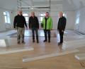 Bild: mma
Der neue Hahnbacher Pfarrsaal nimmt Gestalt an. Hans Graf verlegt derzeit den Fußboden, Werner Ringer baut die sanitären Anlagen ein. Architekt Heinrich Schwirzer und Kirchenpfleger Georg Münch (von links) freuen sich über den Baufortschritt.