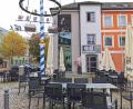 Bild: Portner
Gähnende Leere vorm „Central“ am Oberviechtacher Marktplatz: Pächter Dominik Gradl hört nach zweieinhalb Jahren auf und räumt das Lokal bis Ende Oktober.