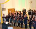 Bild: mab
Stimmlich gut aufgestellt präsentieren die Mitglieder des Gastgeberchores, des Gesang- und Musikvereins Schwarzenfeld, ihre Beiträge zum Marienlob in der Pfarrkirche Mariä Himmelfahrt.