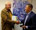 Bild: do
Für seine Verdienste um die Schäferhundezucht und den Eschenbacher Schäferhundeverein zeichnete Bürgermeister Marcus Gradl (rechts) den langjährigen Züchter und Vereinsvorsitzenden Manfred Kausler mit der goldenen Ehrennadel der Stadt aus