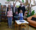 Bild: bey
Hans Müllhofer, Leiter der Bücherei Pleystein, Bürgermeister Rainer Rewitzer und Rektor Gerhard Steiner überreichen die Preise an die Gewinner des Sommerferien-Leseclubs.