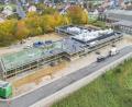 Bild: Thilo Hierstetter
Nördlich des Sportparks gelegen, wächst die neue Kita „Eulenland“ an der Schießstätte zügig in die Höhe. Im Jahr 2023 soll die Einrichtung mit weit über 100 Plätzen ihren Betrieb aufnehmen. Je drei Gruppen sind dann dort für den Kindergarten und die Kinderkrippe vorgesehen.