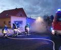 Bild: Lowak
Sieht aus wie echt, ist aber zum Glück nur eine Übung. Die Feuerwehr Floß löscht einen vermeintlichen Brand auf dem neuen Gelände des Familiengasthofs Schaller in der Vohenstraußer Straße in Floß.