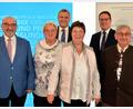 Bild: R. Kreuzer
Die Auszeichnung „Weißer Engel“ geht in Regensburg an Edith Lang (Zweite von links) und Josef Lang (rechts) für die Pflege der Tochter Melanie Lang. Mit ihnen freuen sich Landtagsabgeordneter Peter Bauer (links), Stadtrat Hans-Jürgen Gmeiner und Florian Luderschmid (rechts), Regierungsvizepräsident.