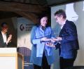 Bild: Gabi Schönberger
Ute Eiling-Hütig (links), 1. Vorsitzende des Bayerischen Bibliotheksverbandes, übergibt am Mittwoch den mit 10.000 Euro dotierten Hauptpreis an Sabine Guhl (rechts), Leiterin der Regionalbibliothek in Weiden.