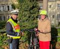 Bild: Polizeiinspektion Amberg/exb
Polizeihauptkommissar Benjamin Hertel mit einer Radfahrerin.