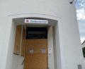 Bild: Gabi Schöneberger
Die zerstörten Türen und Fenster der Sparkasse in Luhe sind einen Tag nach der Sprengung des Geldautomaten mit Holzplatten verriegelt.