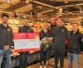 Bild: stg
Die Vertreter des SV Waldeck um Sport-Vorstand Uwe Kade (rechts) freuten sich über den Scheck von Susann Daubitz.