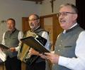 Bild: Hirsch
Der Murachtaler Dreigesang mit Bernhard Bierler, Hermann Baier und Robert Kraus (von rechts) sang und spielte bei der KAB-Sitzweil in Klardorf.