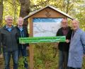 Bild: sh
Bringen ein Taferl mit Informationen zum Ehenbach im Kräutergarten in Schnaittenbach an (von links): HVV-Wanderwart Heinz Gebhardt, Vereinschronist Ewald Großmann, Zweiter Vorsitzender Hans Grieger und Erster Vorsitzender Erwin Meier vom Heimat- und Volkstumsverein Ehenbachtaler.