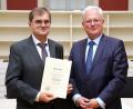 Bild: Wolfgang Steinbacher
Mit Beginn des Monats November ist Stefan Täschner (links) neuer Präsident des Landgerichts Amberg. Die Ernennungsurkunde überreichte ihm der Präsident des Oberlandesgerichts Nürnberg, Thomas Dickert (rechts).