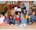 Bild: mfh
Mit 610 Euro überraschte Günter Haller den Kindergarten Herz Jesu in Rosenberg. Zudem überreichte er ein Kinderbuch. Die Kleinen werden demnächst die Geschichte über Bertha von Sulzbach hören.