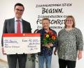 Bild: Sparkasse/exb
Filialdirektor Michael Schelkshorn (links) und Kundenberaterin Martina Buch-felder (rechts) gratulieren Martina Grünauer zum Gewinn.