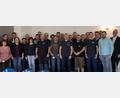 Bild: exb/Kennametal
Wegen der großen Anzahl an Ehrungen wurden die Veranstaltungen geteilt. Viele der Mitarbeiter sind seit 35 Jahren bei Kennametal dabei. Kennametal-Werkleiter Mario Wild (rechts) gratuliert und dankt zugleich.