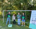 Bild: Förderverein SV Mitterteich/exb
SVM-Fördervereinsvorsitzender Florian Greim, Martina Bleistein und Geschäftsführer Michael Hösl von der Brauerei und Zweiter SVM-Fördervereinsvorsitzender Tobias Seitz (von links) mit einem der neuen Fußballtore, die mit Hilfe der Spendenaktion „Hösl hilft“ angeschafft wurden.