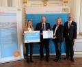 Bild: Regierung der Oberpfalz/Schmied/exb
Regierungspräsident Walter Jonas (rechts) überreichte Amberg-Sulzbachs Landrat Richard Reisinger (zweiter von links) und Linda Trager und Yvonne Busch vom Zentrum für erneuerbare Energien und Nachhaltigkeit im Landkreis Amberg-Sulzbach die Ernennungsurkunde zum Energieunterstützer im Team Energiewende Bayern.