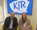 Bild: Sandra Schug/KJR Tirschenreuth/exb
Jürgen Preisinger begrüßt Anja Spreckels im Kreisjugendring-Team.
