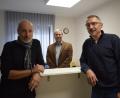 Bild: szl
Konrad Weis (rechts), Leiter der Allgemeinen Sozialberatung der Caritas in Tirschenreuth, verabschiedet sich in den 
Ruhestand. Martin Kneidl (Mitte), Geschäftsführer der Caritas Tirschenreuth, stellte gleichzeitig den Nachfolger vor, Stefan Zwerenz (links).