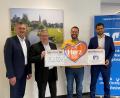 Bild: Volksbank Raiffeisenbank/exb
Die Übergabe des symbolischen Schecks mit (von links) Regionalmarktleiter Berthold Bauer, Geschäftsstellenleiter Wolfgang Meister, Bürgermeister Matthias Grundler und Individualkundenbetreuer Andreas Schuller.