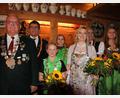 Bild: kro
Die Königsproklamation stand bei der Schützengesellschaft "Andreas Hofer" an. Im Bild (von links) der neue Luftpistolen-König Stefan Kraus, Reimund Brunner, die neue Jugendkönigin Emma Riedel, Carina Thoma, Christina Schuller, Günther Schuller und die neue Schützenliesl Sarah Brunner. Es fehlt die neue Luftgewehr-Königin Sabrina Hößl, die von ihrer Schwester und Vizekönigin Christina Schuller vertreten wurde.
